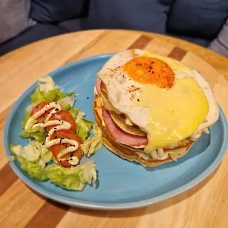 Pancakes Œuf Jambon fumé et Gruyère Maasdam + SODA à 1 Dinar !