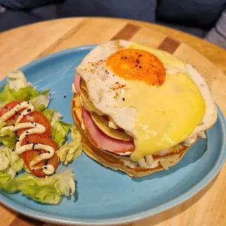 Pancakes Œuf Jambon fumé et Gruyère Maasdam