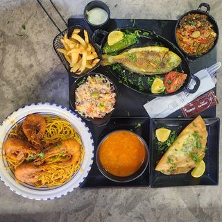 Plat 1 poisson grillé avec makrouna crevette (صحن 1 حوت مشوي و مقرونة كروفات)