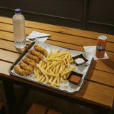 King Sharing Bucket 2 Frites, 2 Pièces De Poulet, 6 Chicken Wings & 2 Sauces