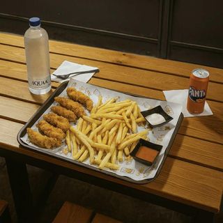 King Sharing Bucket 2 Frites, 2 Pièces De Poulet, 6 Chicken Wings & 2 Sauces