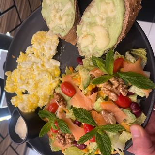 Brunch Saumon Avocat & Œufs Brouillés