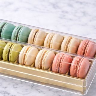 12 macarons