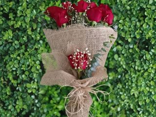 Bouquet 10 Roses Rouges Toile De Jute