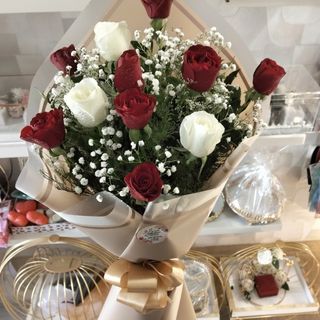 Bouquet de fleurs rouge et blanc