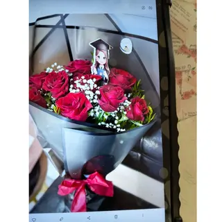bouquet  rouge emballage Noir avec pic