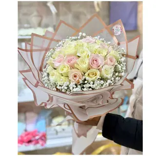 Bouquet rond blanc et rose emballage spécial