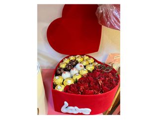 Box rouge fleurs rouge avec chocolat Ferrero Rocher et raffaello