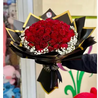 Bouquet rond rouge emballage Noir doré