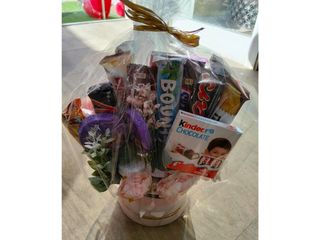 Box chocolat 2 nutella petit+2mars+ 2milka+2bounty+MMS+nutella+ snickers+milka+kinder+Lion avec fleurs artificiel avec emballage