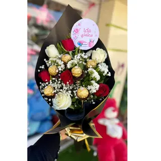 Bouquet rouge et blanc avec chocolats Ferrero, emballage noir et doré