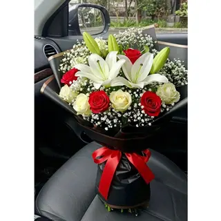 Bouquet rouge et blanc avec Lys emballage noir doré