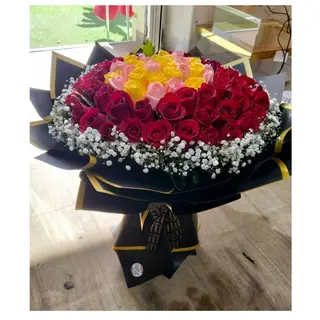 Bouquet rouge avec rose et jaune emballage noir doré