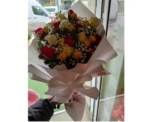 Bouquet rouge et blanc avec chocolat emballage blanc