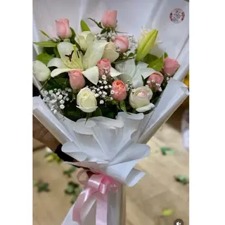 Bouquet rose et blanc avec Lys emballage spécial