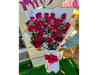 Bouqeut rouge emballage blanc