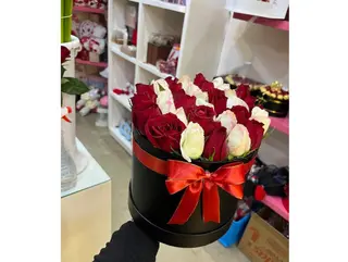 Box noir fleurs rouge et blanc