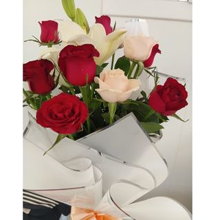 10 roses et 1 lys