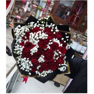 20 roses rouges avec du gypsophile