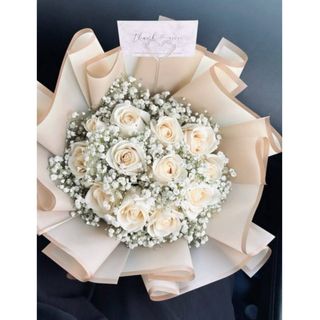 12 roses blanches avec du gypsophile