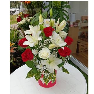 1 coffret de 12 roses et de 2 lys