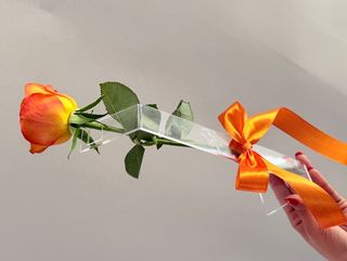 Support fleur avec fleur variee au nom أحبك