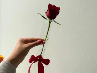 Fleur avec support أحبك rouge