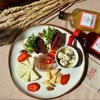 Сирна тарілка з брускетами (180/30/20)