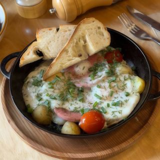 Яєчня вареною ковбасою та картоплею (260/40г)