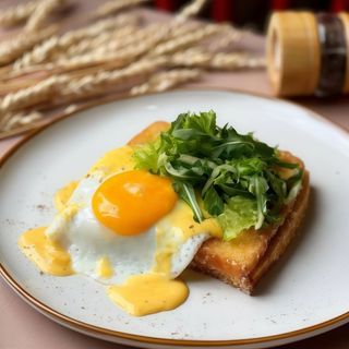 Тости з індичкою,печеним солодким перцем та смаженим яйцем