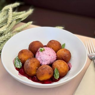 Домашні сирні пончики з вишневим соусом (можливе попадання кісточок) (