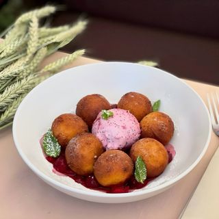 Домашні сирні пончики з вишневим соусом (можливе попадання кісточок) (230г)