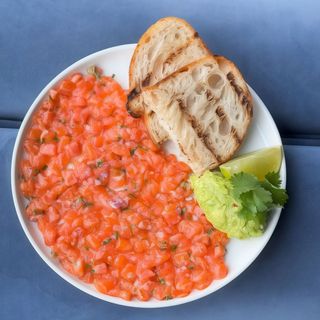 Тартар з лососем та гуакамоле