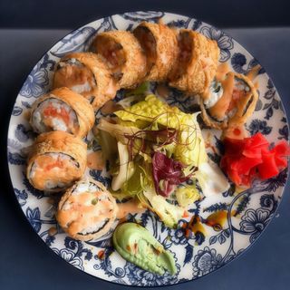 Горячий рол з лососем