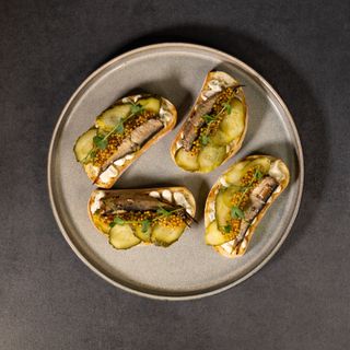 Канапка з шпротами