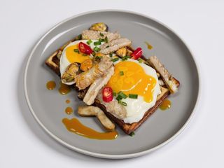 Оката яєчня на картопляній вафлі зі смаженими кальмаром та мʼясом мідій (400г)