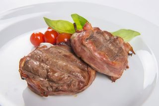 Медальйони з телятини в беконі з грибним соусом (200/60г)