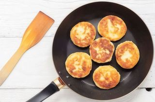 Пательня з сирниками, джемом та сметаною (500г)