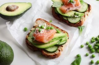 Тости з авокадо та лососем