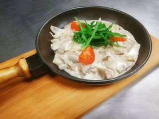 Пательня з тушкованим язиком 