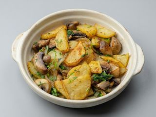 Пательня з бульбою та печеричкками в сметані