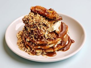 Панкейки з карамеллю та солоним арахісом