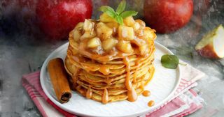 Панкейки з яблучним конфітюром та медом