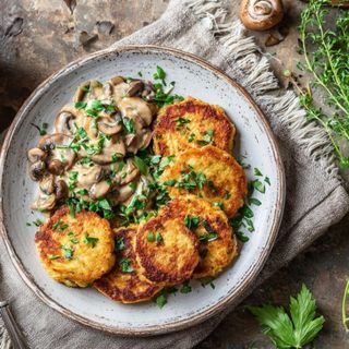 Деруни з куркою та грибами у соусі