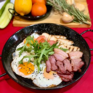 Яєшня з беконом та грінками 