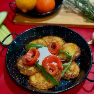 Гарбузові оладки з лососем та крем сиром 