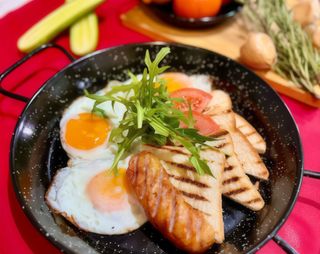 Яєшня з ковбаскою та грінками