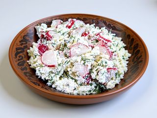 Салат весняний з редискою 