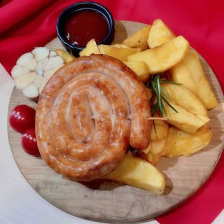 Запечена домашня ковбаска з картоплею по-селянськи 