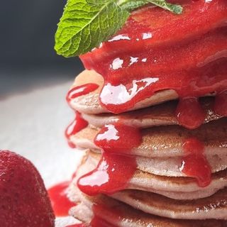 Панкейки з полуничним варенням